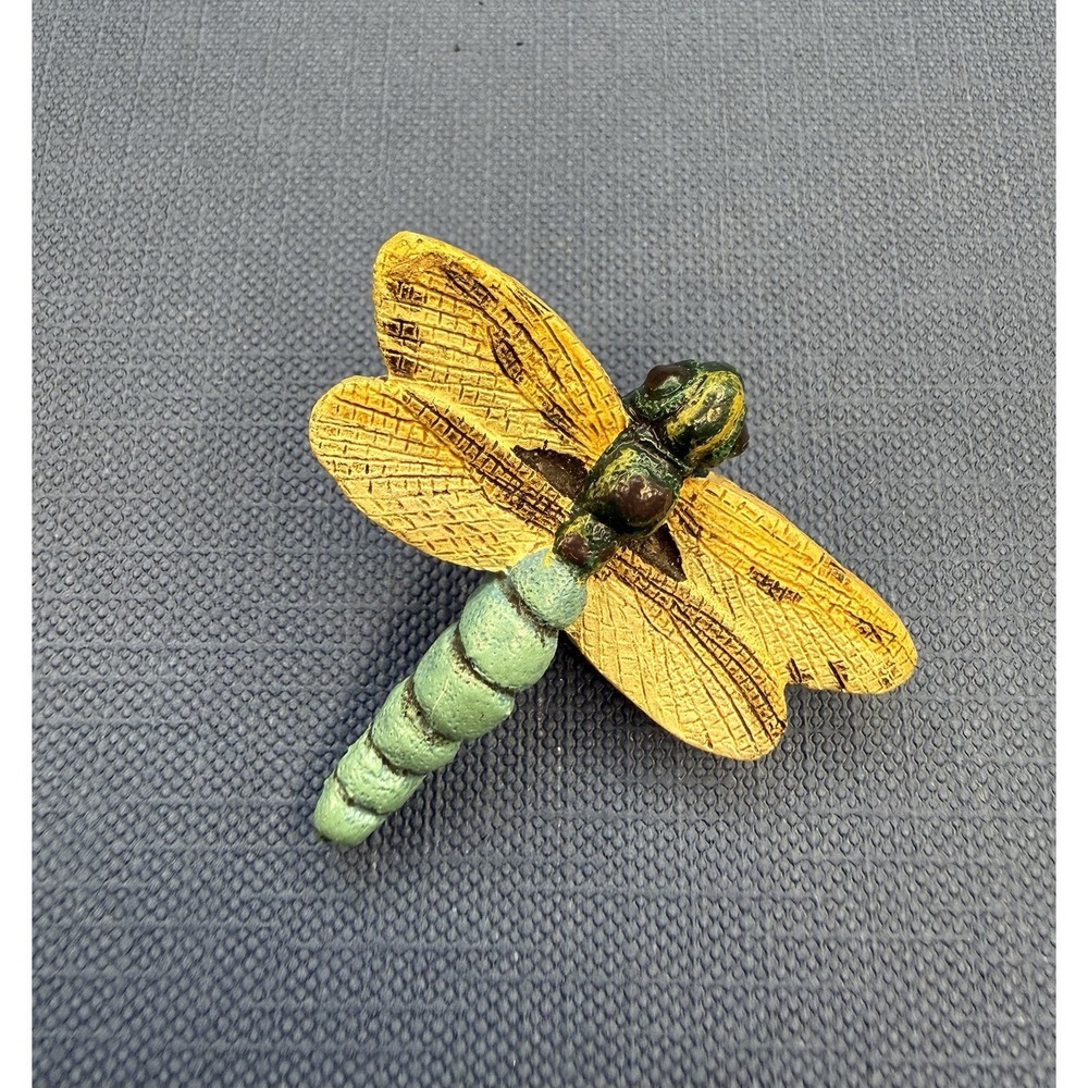 Safari Dragonfly Figure Label Pin